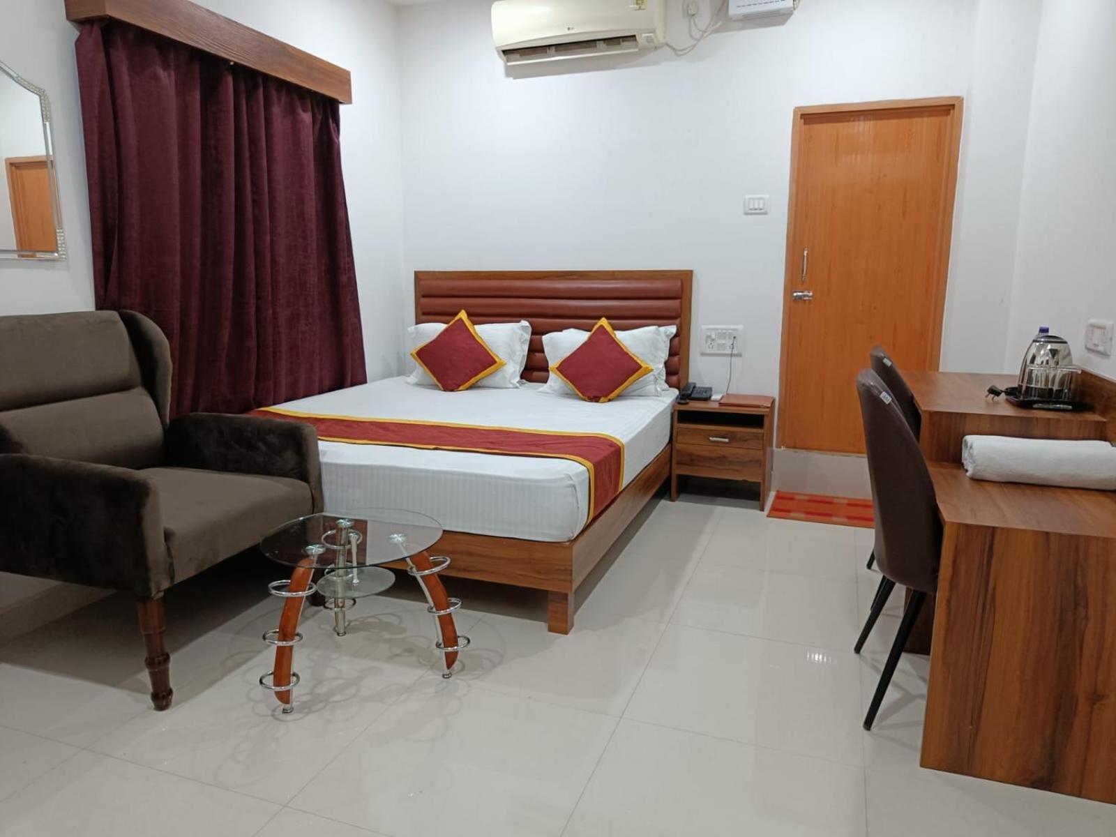 Hotel Executive Inn Hailakandi Екстериор снимка