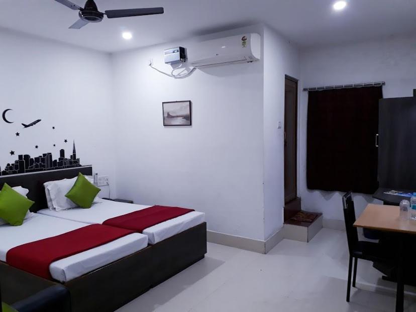 Hotel Executive Inn Hailakandi Стая снимка
