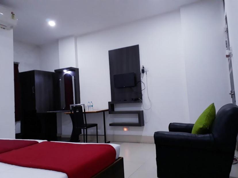 Hotel Executive Inn Hailakandi Стая снимка